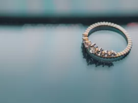Todo lo que necesitas saber para comprar el anillo de compromiso perfecto: Guía completa
